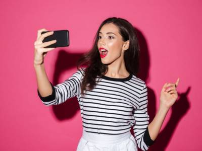 selfie donna telefono