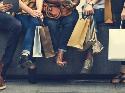 Ragazzi fanno shopping