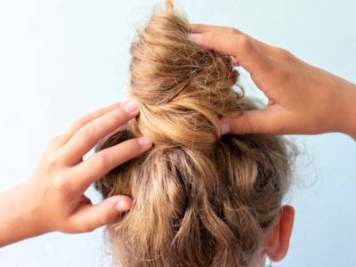 Ragazza bionda con chignon