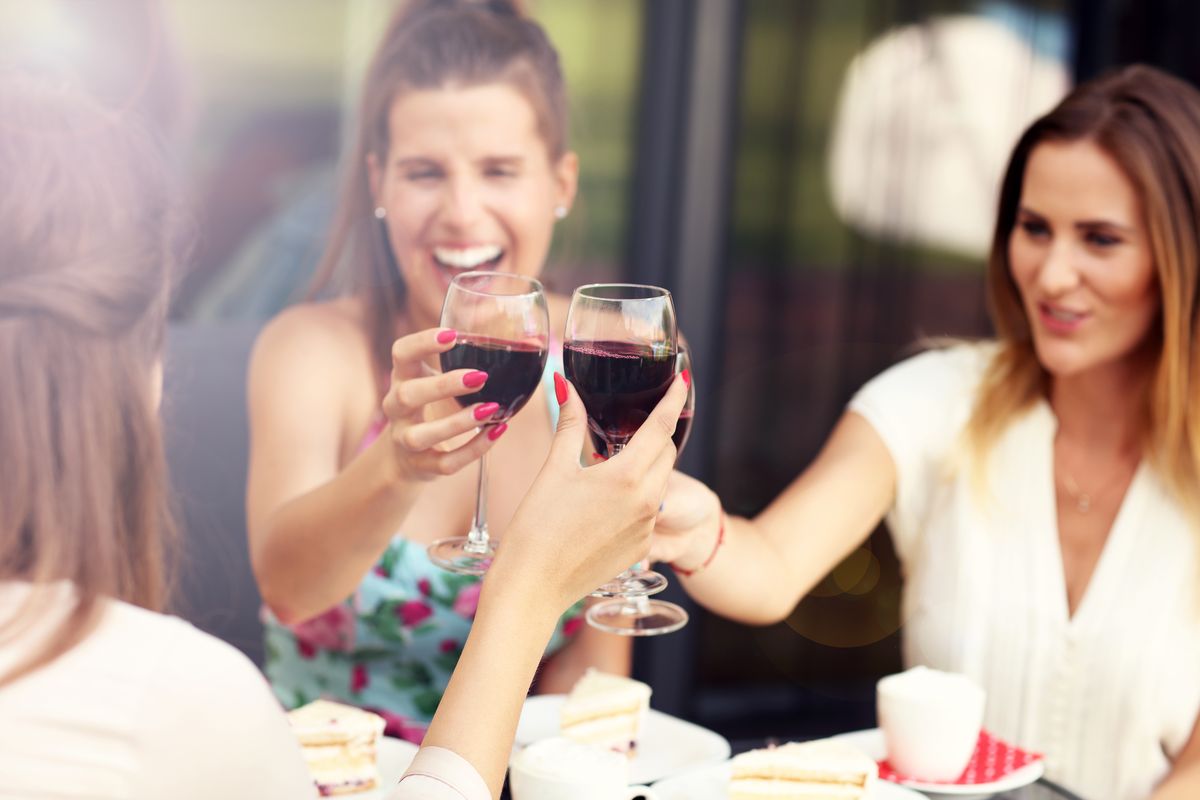 Donne che bevono vino