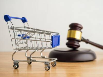Carrello e martelletto del tribunale