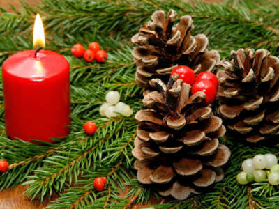 Centrotavola candele rosse pigne