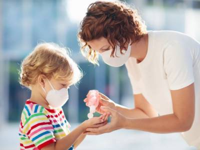 Donna e bambino con mascherina