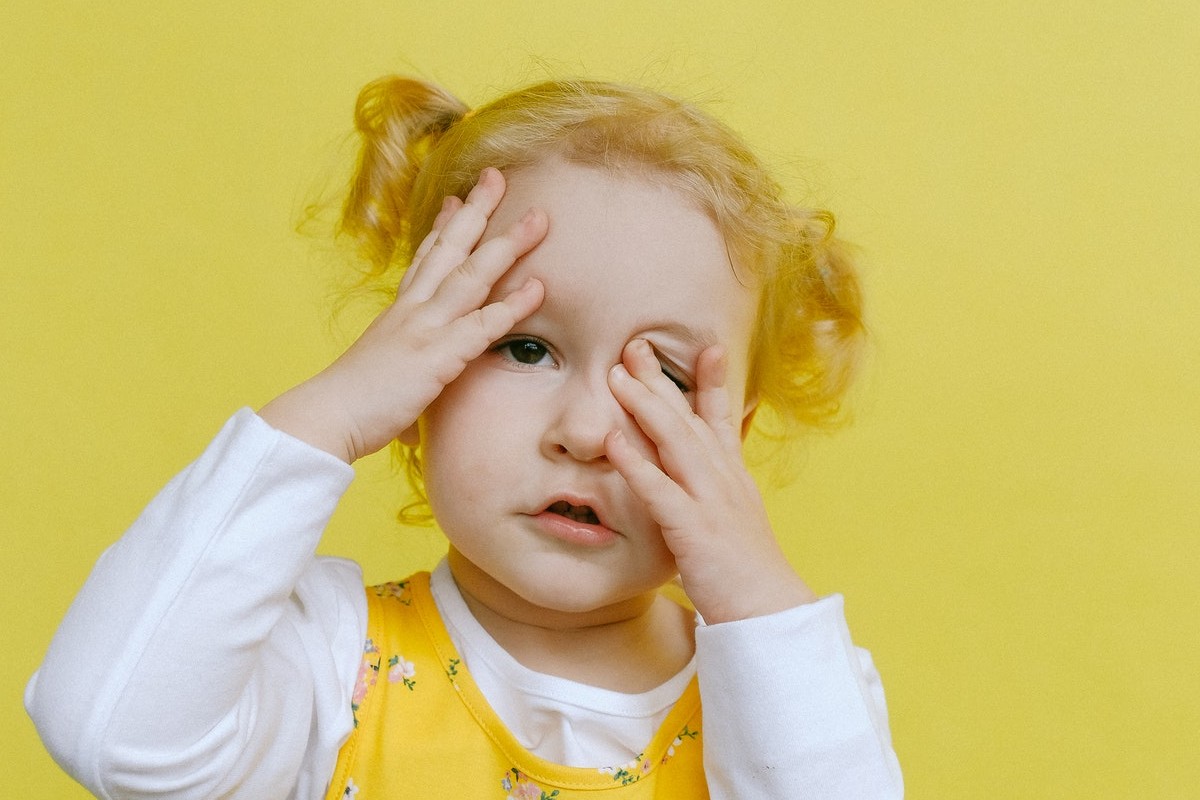 Bambina che si stropiccia gli occhi
