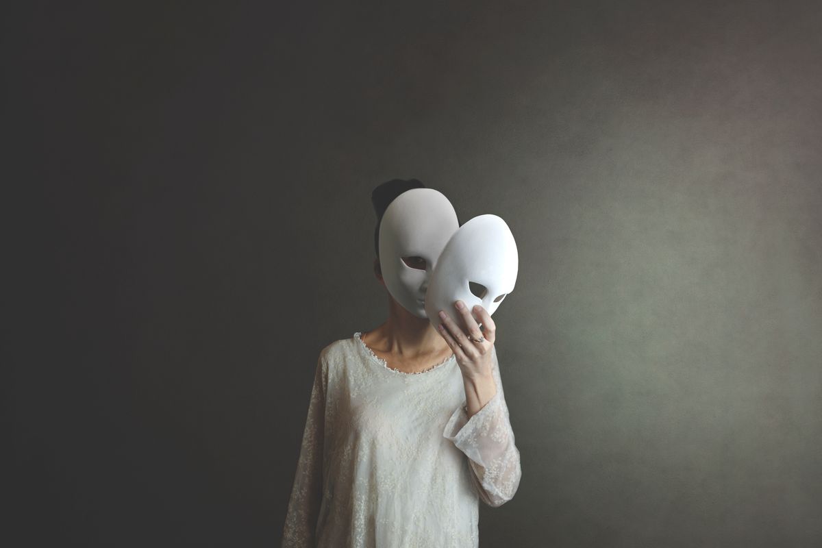 Donna con una maschera sul volto