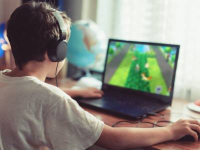 Bambino che gioca ai videogiochi