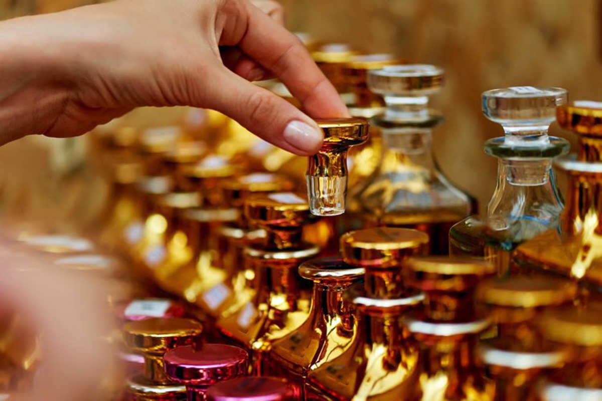 Eleganti flaconi di profumo in vetro