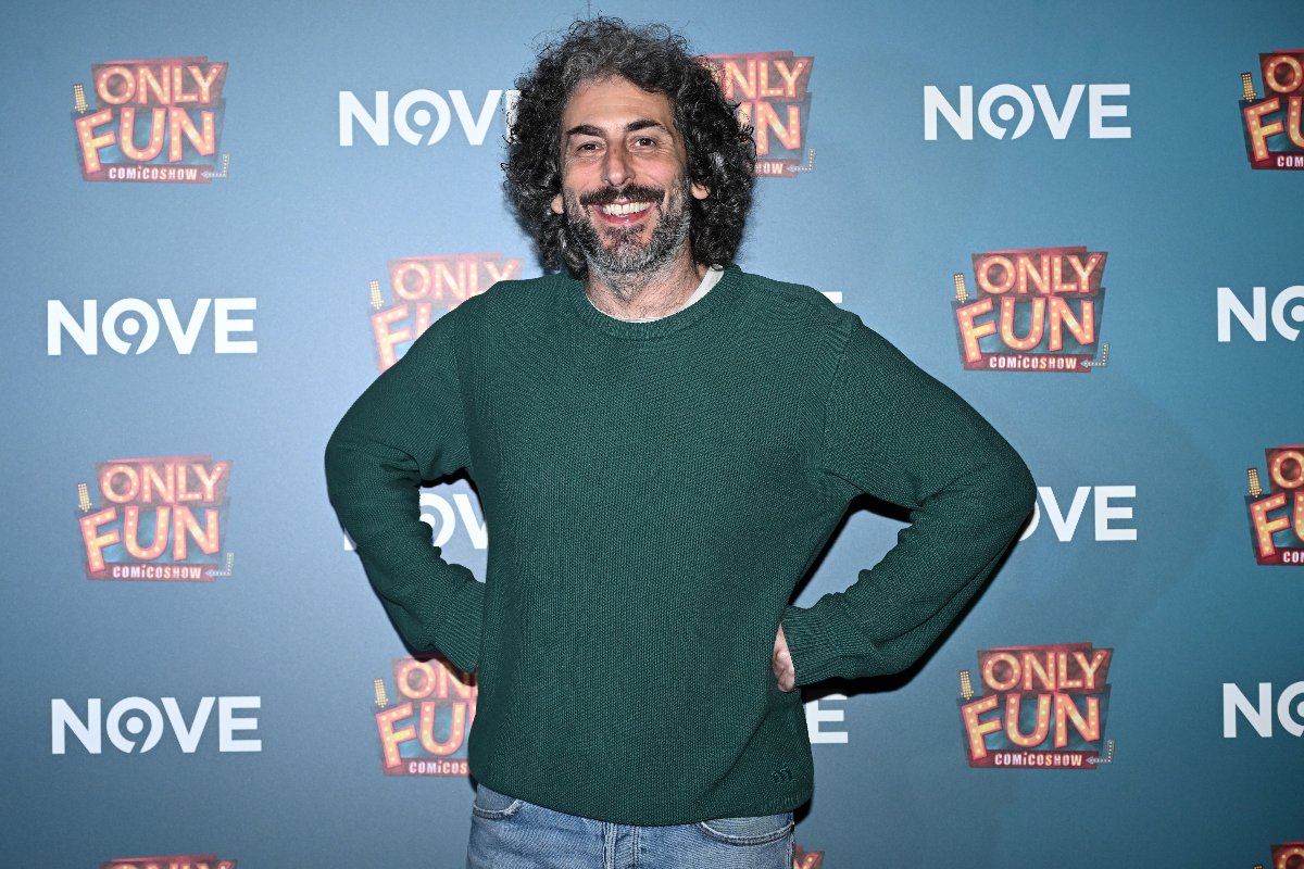 Alberto Farina, noto comico, si è fatto fotografare durante il photocall dell'emittente TV Nove per la trasmissione Only Fun