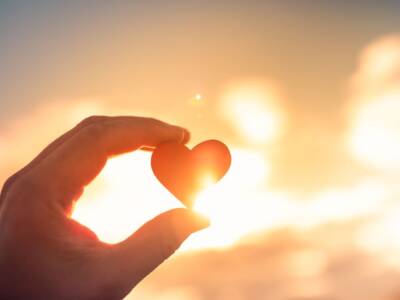 mano cuore raggi sole