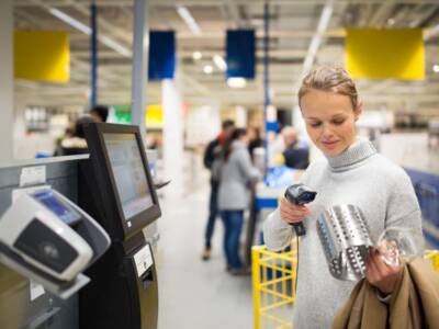 Ragazza acquisti casa ikea