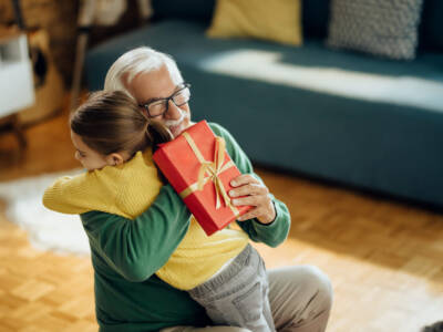 Abbraccio nonno nipote