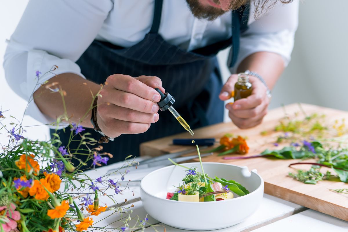 Chef prepara un piatto