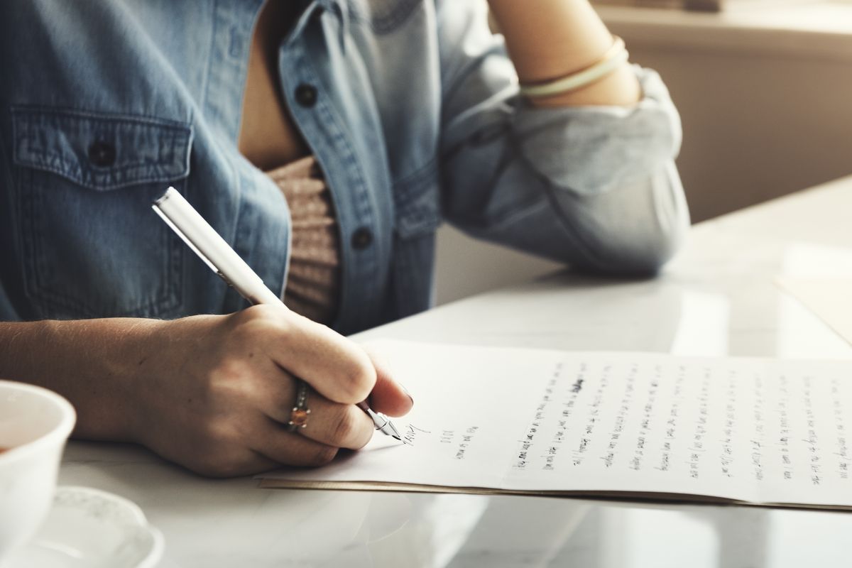 ragazza firma scrittura