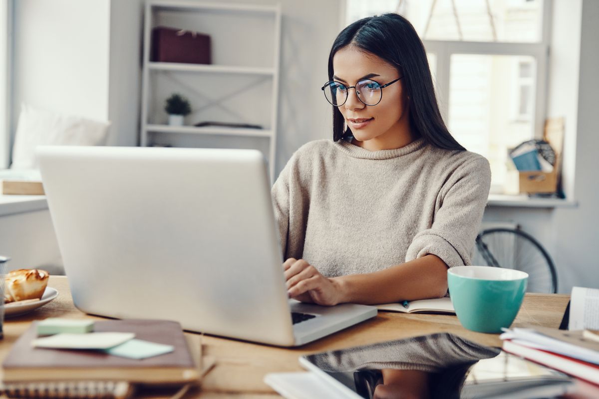 ragazza che lavora al pc