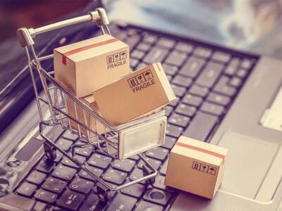 Shopping online commerce scatole carrello