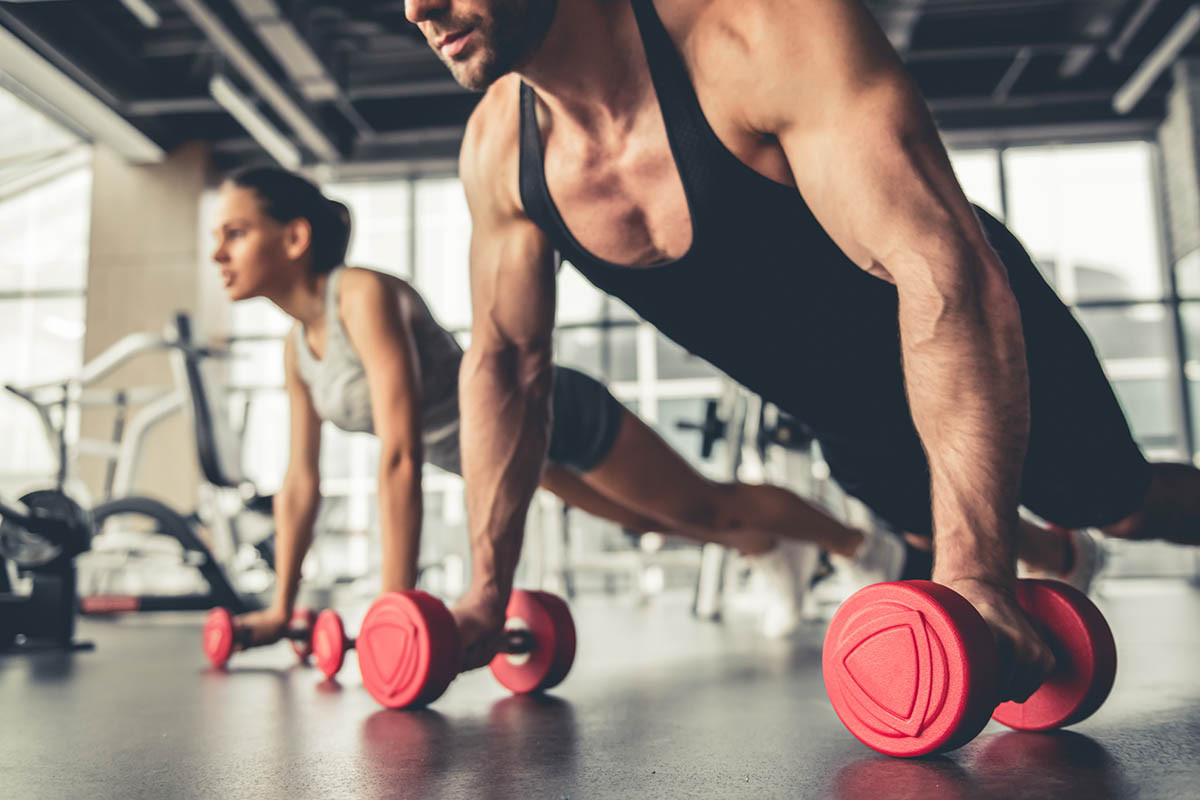 Sportivi manubri palestra allenamento