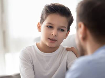 Padre che conforta il figlio