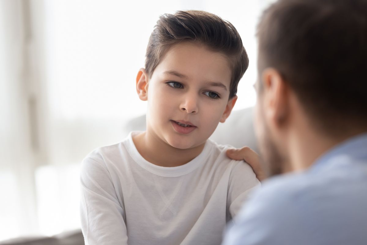 Padre che conforta il figlio