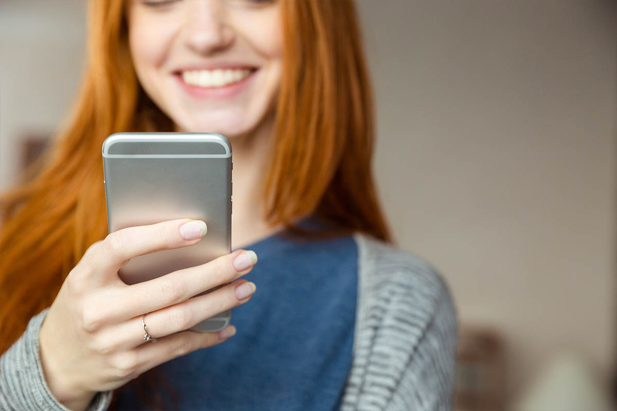 donna con smartphone