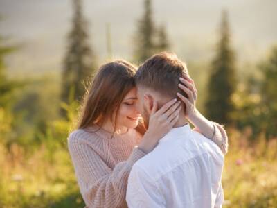 coppia amore abbraccio