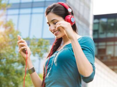 ragazza ascolta musica