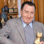 Alberto Sordi mostra il Telegatto ricevuto l’anno precedente per il cinema in TV