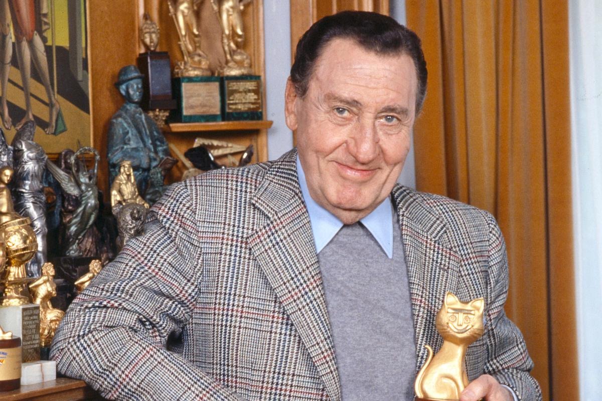 Alberto Sordi mostra il Telegatto ricevuto l’anno precedente per il cinema in TV