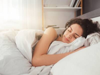 donna dormire riposo letto