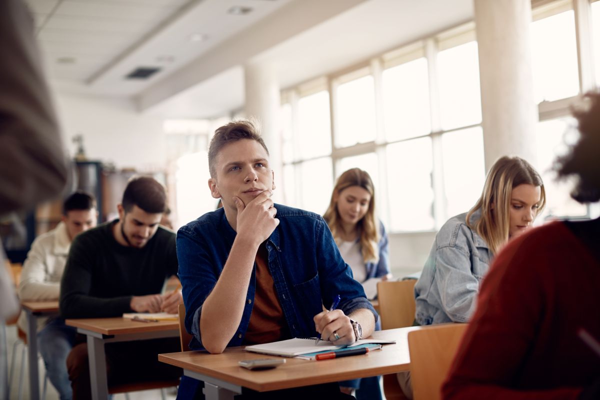 Ragazzo in aula a scuola