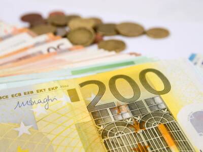 monete banconote soldi duecento euro
