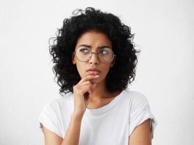 ragazza pensierosa