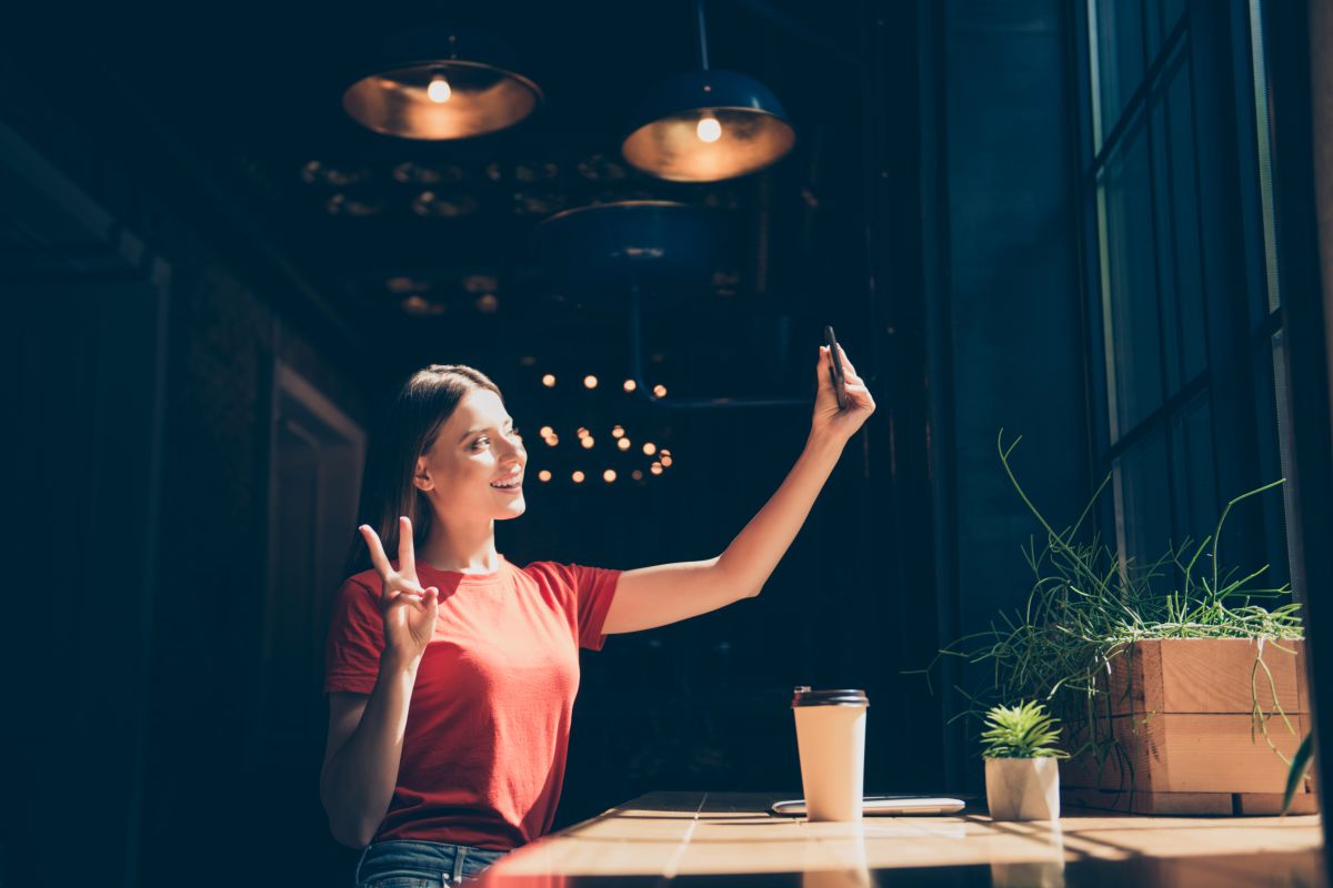 Influencer con smartphone