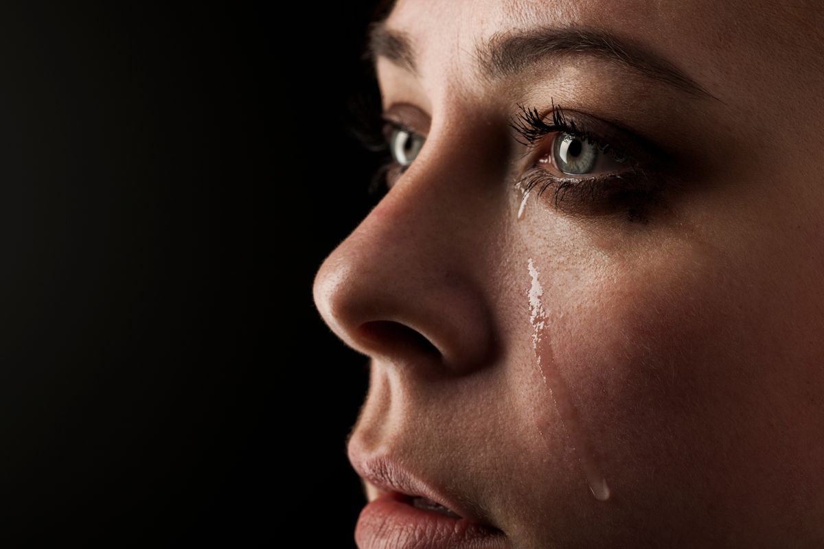 viso donna lacrime