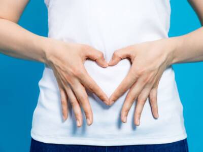 donna mani a cuore su pancia