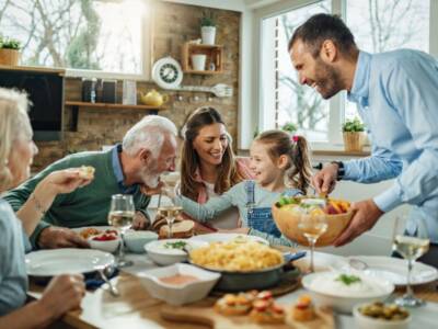 famiglia multigenerazionale pranzo