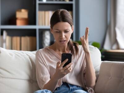 Ragazza smartphone arrabbiata