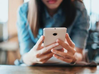 ragazza smartphone mani digitare