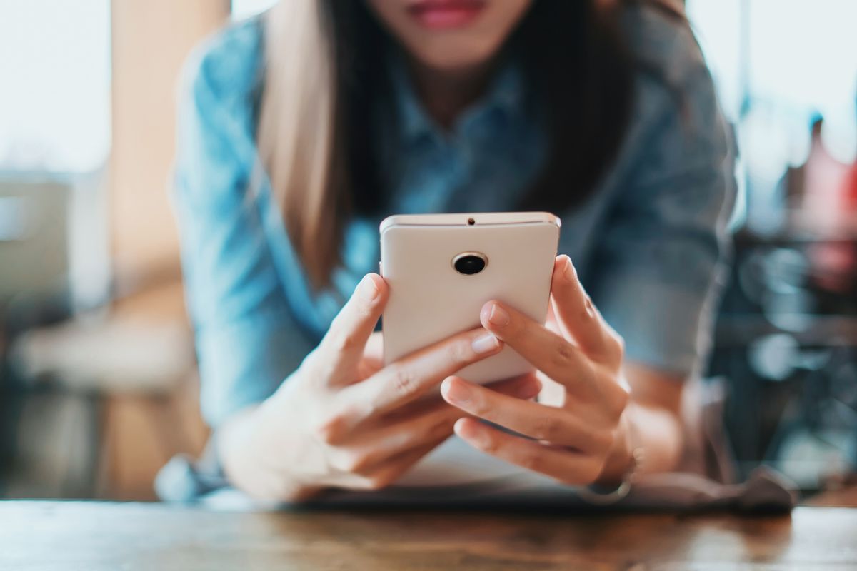 ragazza smartphone mani digitare