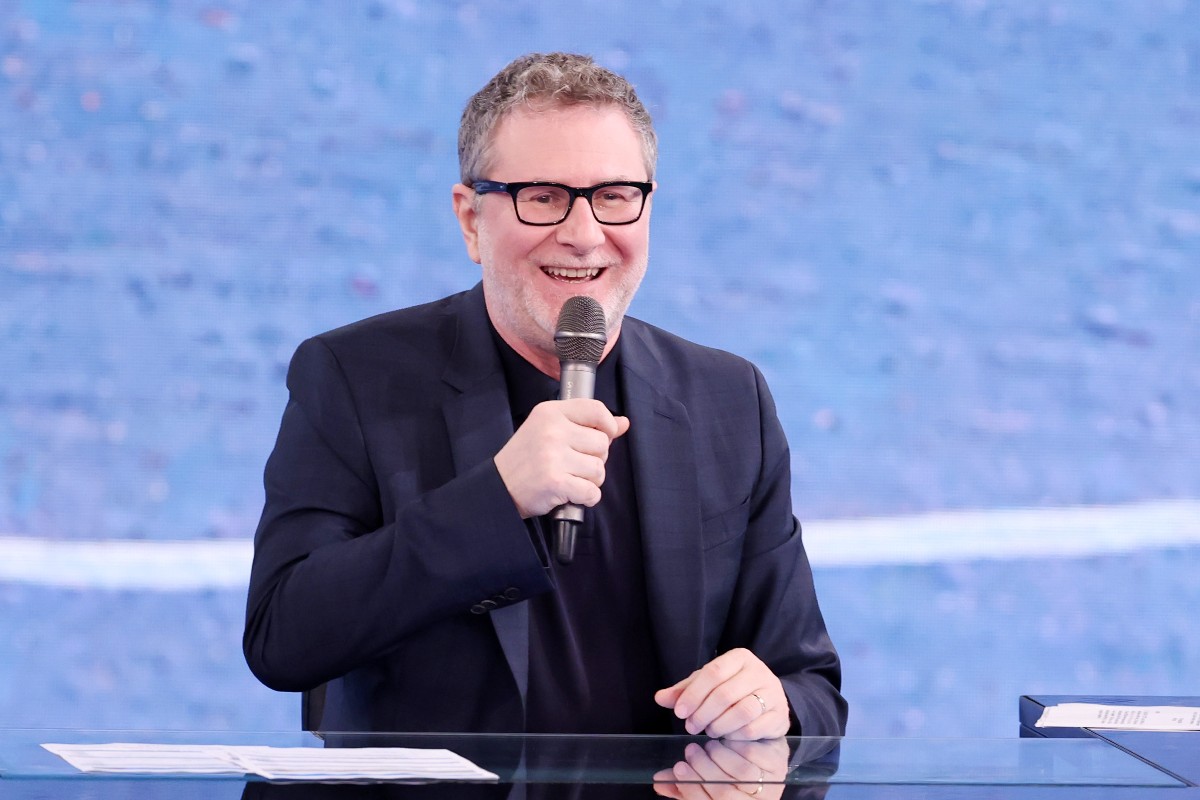 Fabio Fazio presenta Che tempo che fa nell'aprile 2025