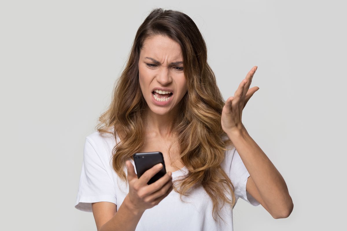 ragazza arrabbiata telefono