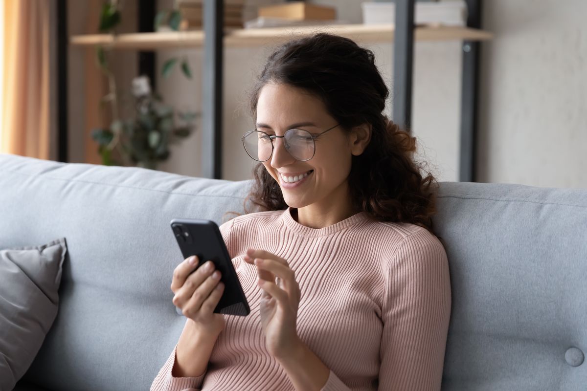 ragazza telefono smartphone casa sorriso