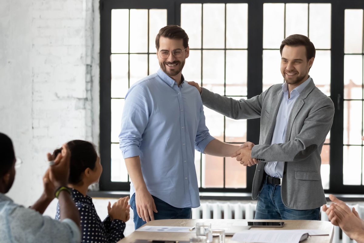 incontro accordo lavoro applausi