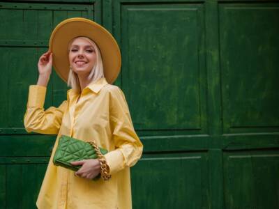 Ragazza con un outfit giallo brillante e un'espressione allegra.