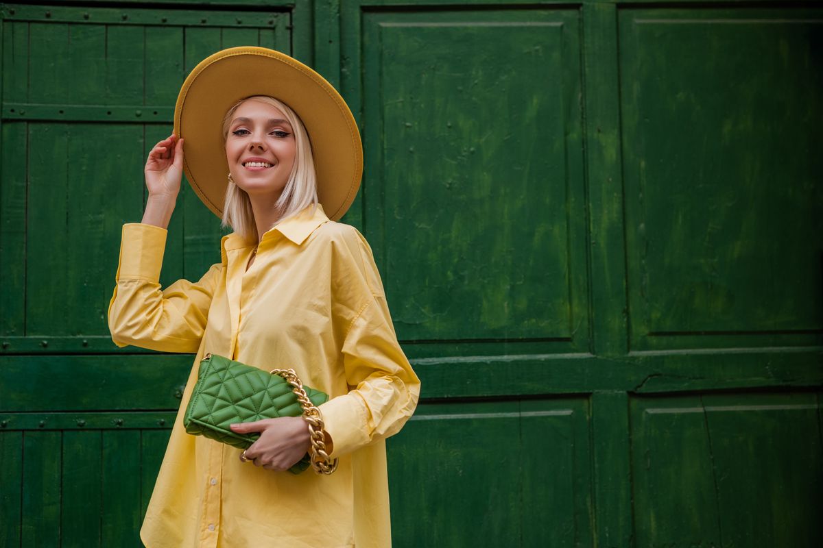 Ragazza con un outfit giallo brillante e un'espressione allegra.