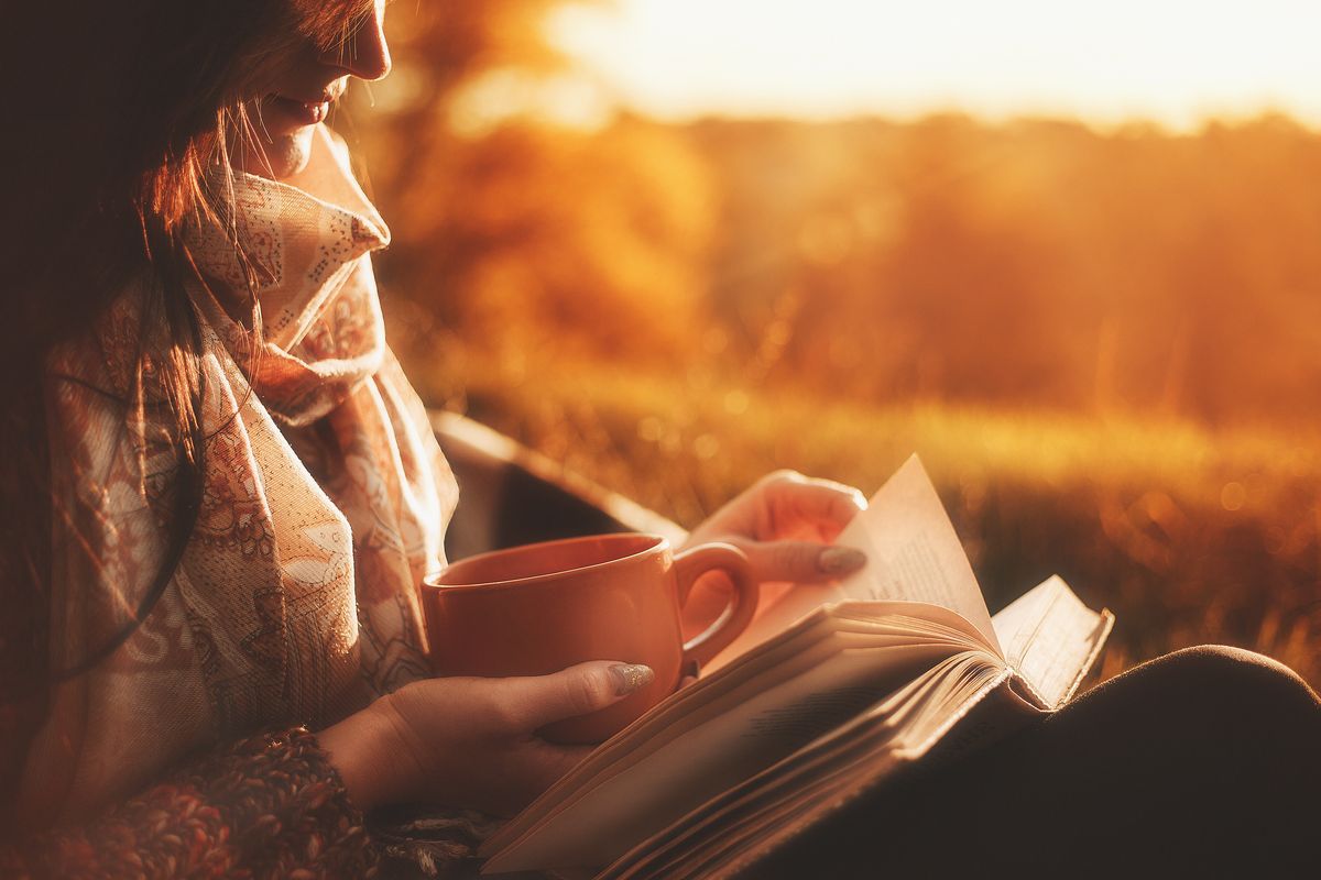 leggere libro tazza te autunno
