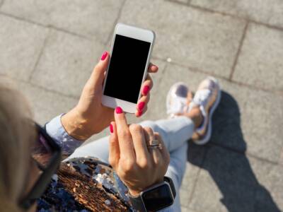 ragazza smartphone camminare