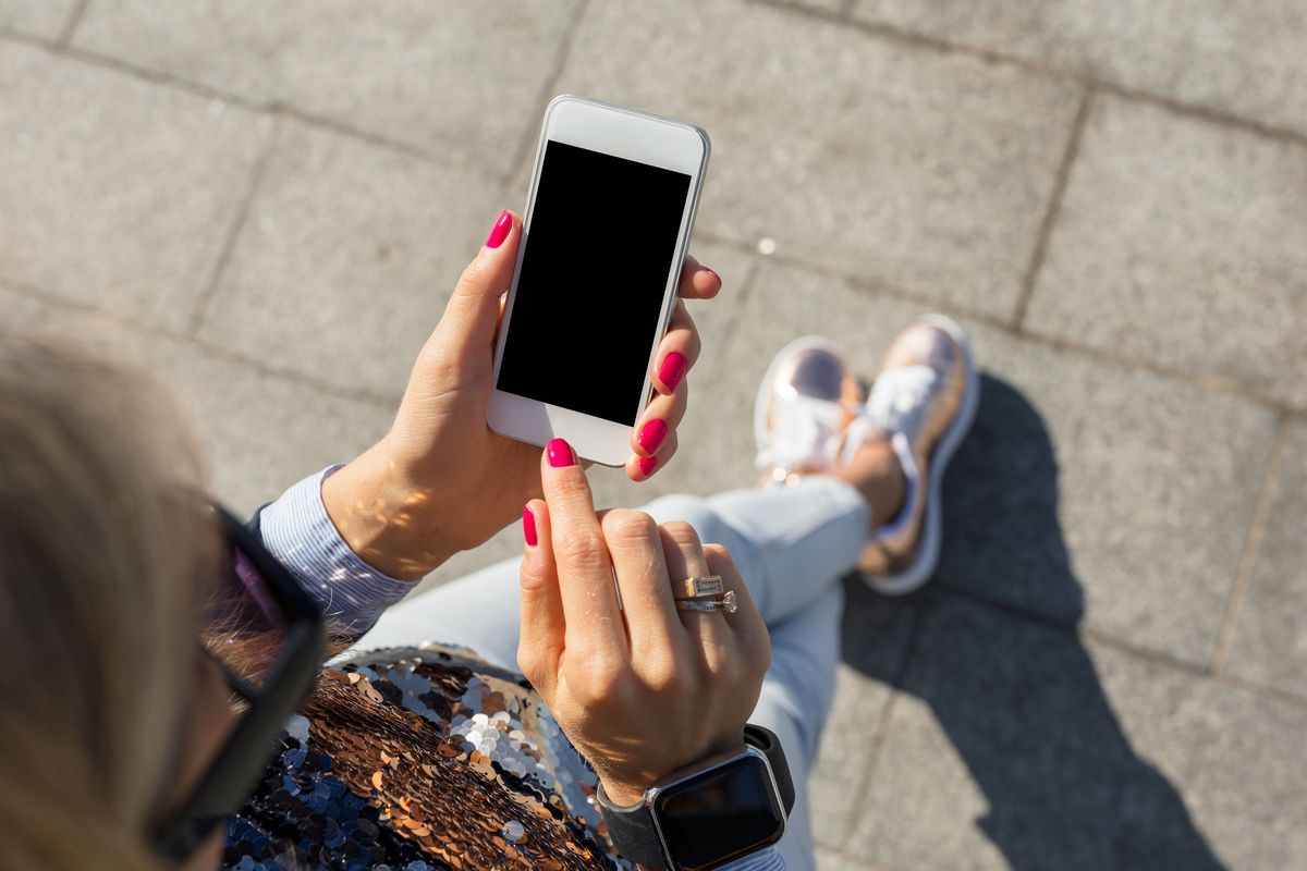 ragazza smartphone camminare