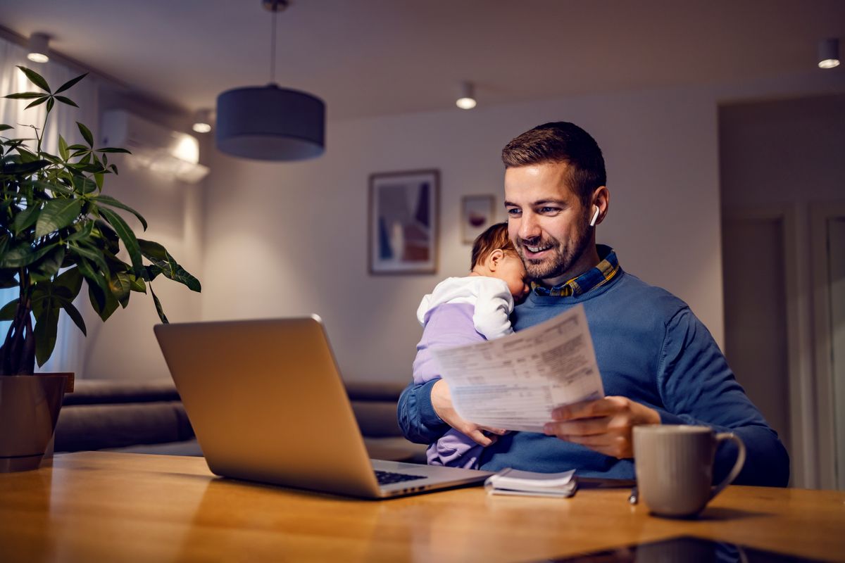 papa lavoro smart working bambino casa neonato