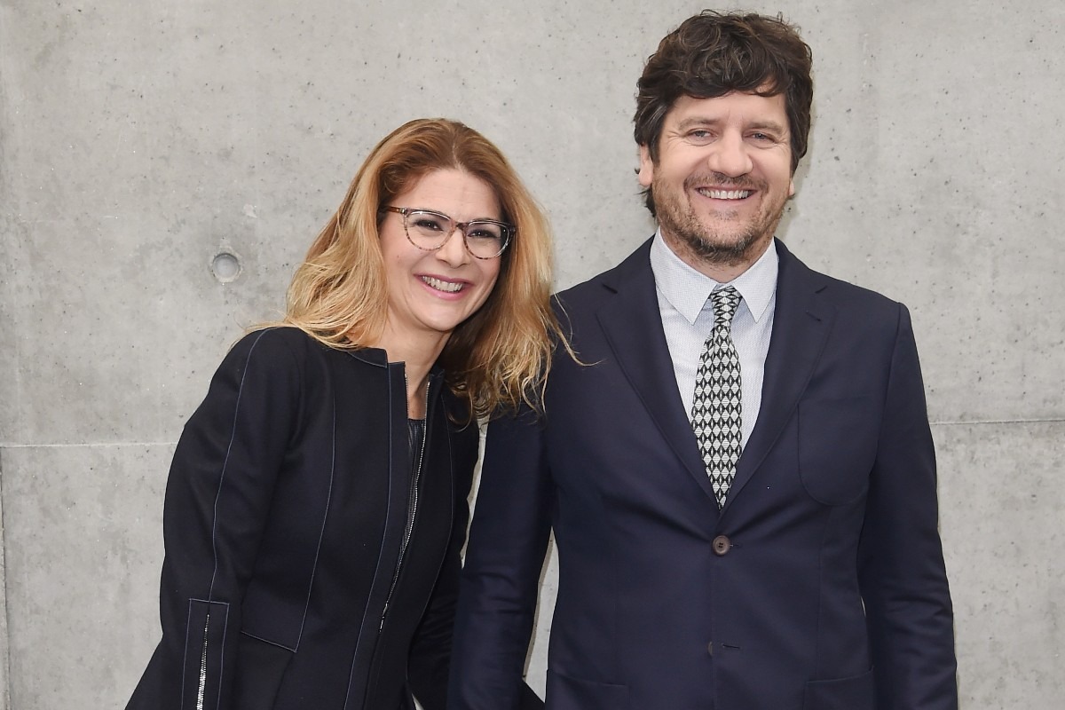 Jelena Ilic e Fabio De Luigi partecipano alla sfilata di Giorgio Armani durante la Milano Fashion Week