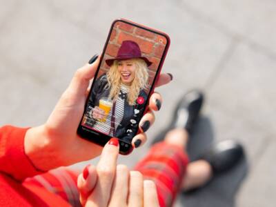 donna con smartphone TikTok reel